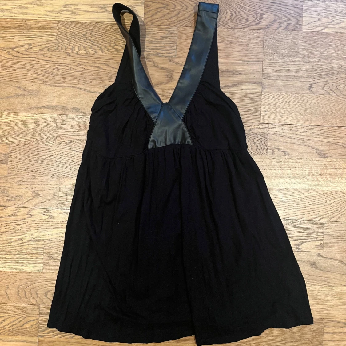 Svart klänning med läderdetaljer