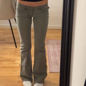Lågmidjade jeans  - Så snygga gråa Lågmidjade jeans, midjemått 35,5 cm och innerbenslängd 83cm💞står storlek 0 motsvarar 24/32