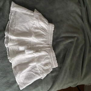 Vit kortkjol med volang - Söt vit kortkjol med volangdetaljer. 💕Storlek 146/152 men passar som xs