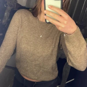 Brunbeige stickad tröja  - Säljer en mysig beige stickad tröja från H&M. Den är enkel och stilren, vilket gör den lätt att matcha med olika outfits. Perfekt för höst och vinter! Den är lite nopprig men inget som påverkar i helheten🤎🤎🥰