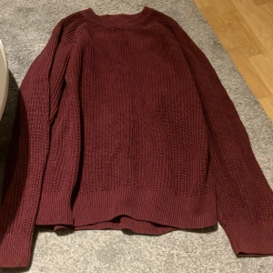 Vinröd stickad tröja från 157 - Säljer en vinröd stickad tröja från 157 i storlek XXL. Tröjan har en enkel design med långa ärmar och ribbade kanter vid ärmslut och nederkant. Jätte snygg och bekväm basic stickad men med lite färg. Pris kan alltid diskuteras, skriv till mig för övriga fråga/bilder.
