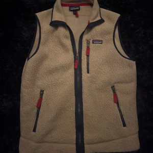 Patagonia fleeceväst - Säljer nu min fleeceväst från Patagonia, den är i väldigt bra skick och kvitto finns🙌