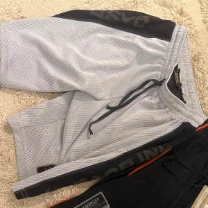 Ljusgråa shorts från GASP - Ljusgrå med svarta snören. Perfekta för en sportig look. Säljer min brorsars shorts då det inte passade han, de är helt nya men utan prislapp.😊Postar imorgon😃