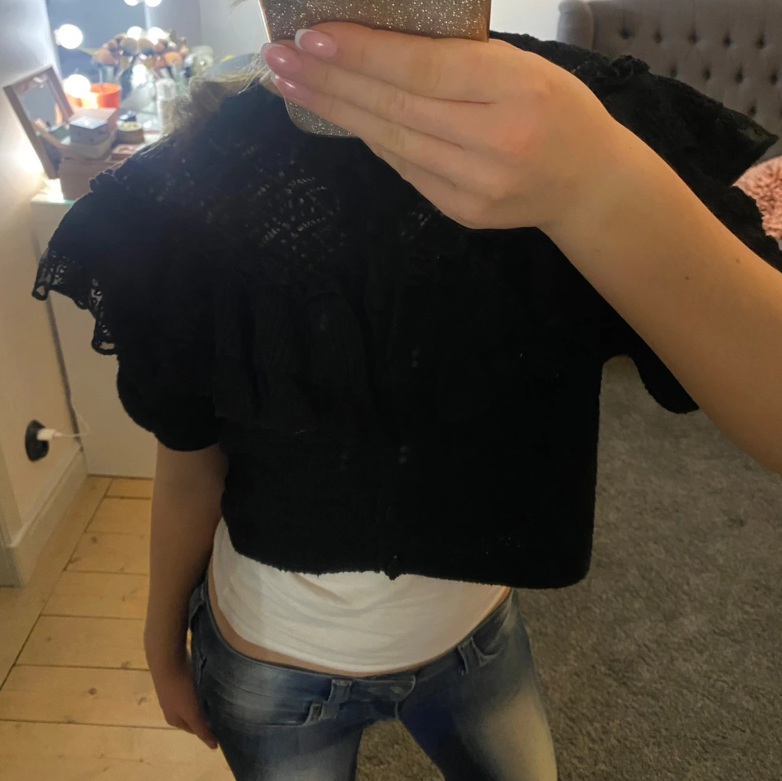 Svart kortärmad kofta med volang - 2