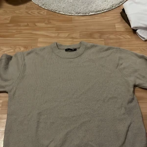 Beige stickad tröja från 157 - Säljer en stilren beige stickad tröja från 157, mycket bra skick! hör av dig vid intresse!