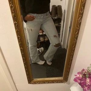 Ljusa jeans med hål - Säljer dessa ljusblåa jeans med hål från H&M! Har gjort hålen själv men har använt få gånger . Skriv för några frågor eller fler bilder!