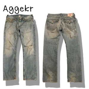 Baggy True Religion Jeans  - Tväääär feta baggy trues, står slim på back tabben men låt fit pic tala för sigsjälv✌️ size 36, har ett litet hål i ena benet. 😈 