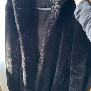 Zara pälsjacka med luva - Svart Zara Pälsjacka i strl S passar både Xs och M. Den är i fint skick. 