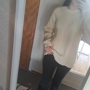 Beige stickad tröja - Säljer en mysig beige stickad tröja med långa ärmar. Perfekt för kyliga dagar och ger en avslappnad look. Tröjan har en enkel design som passar till det mesta. Hör av dig vid intresse!