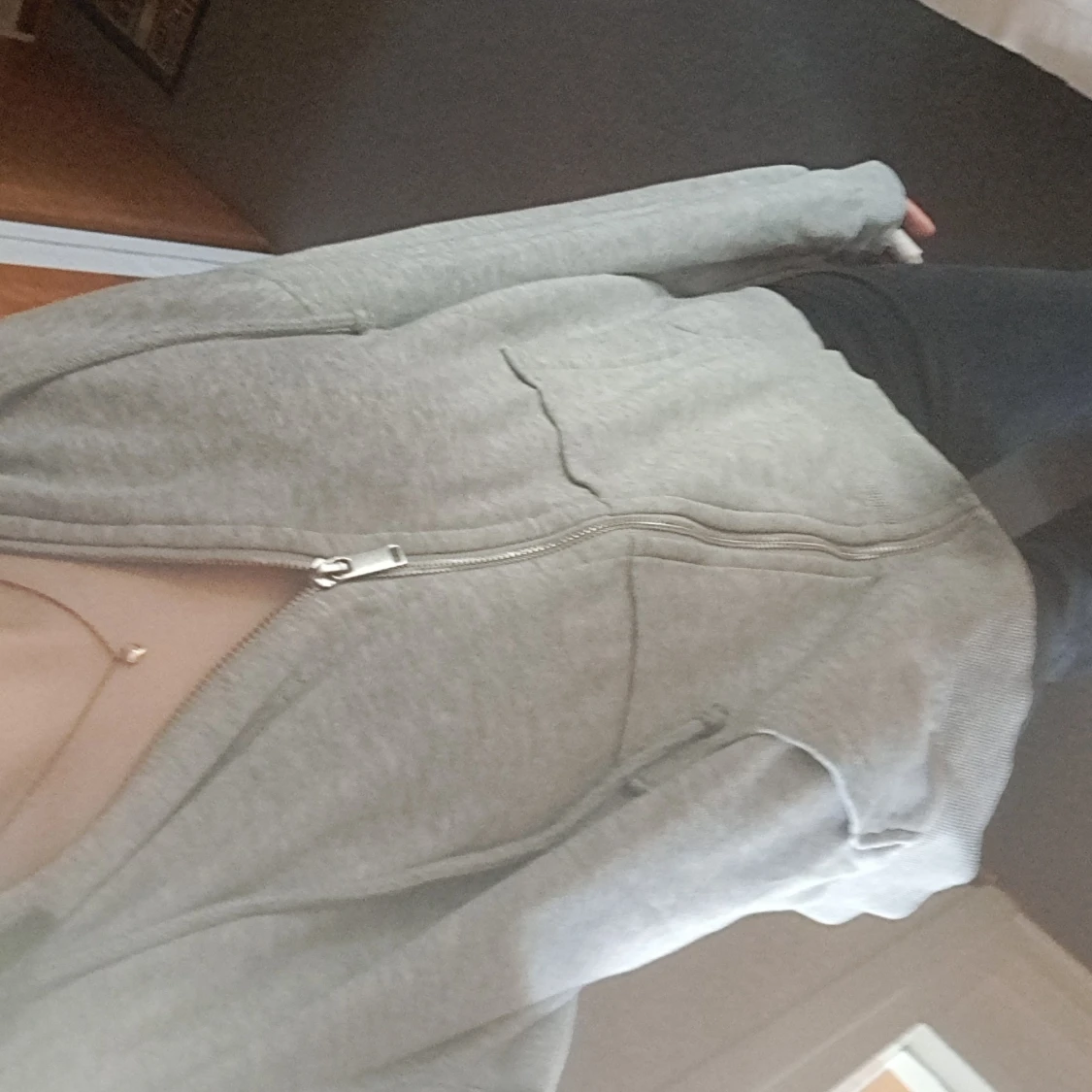 Grå hoodie med dragkedja - 1