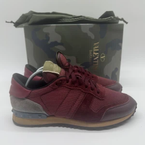 VALENTINO ROCKRUNNERS - Valentino Rockrunners- Skick: 9/10 - Tillbehör: Enbart Skorna  - Storlek 40 sitter som 41 - Nypris ca 7500kr - Deluxecloset
