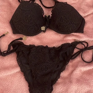 Svart bikini  - Överdelen är i storlek 75B o underdelen i small