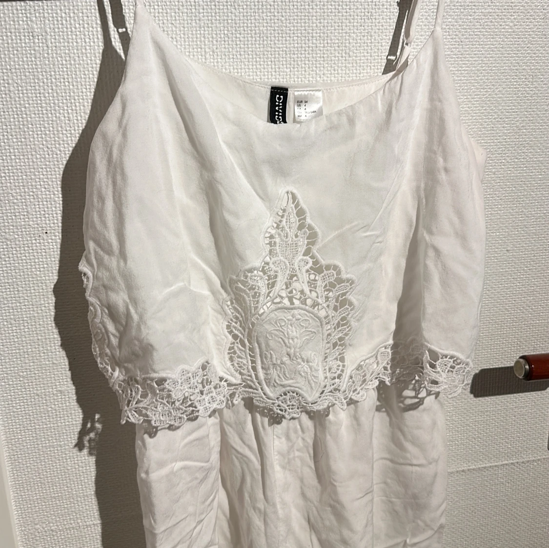 Vit jumpsuit med spetsdetaljer - 1