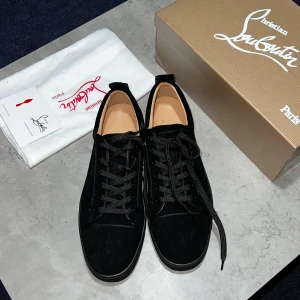 Svarta loubs - Snygga svarta sneakers från Christian Louboutin med den ikoniska röda sulan. Skorna har snörning och är tillverkade i mocka. Inga kvitton, inga byten. Fråga vid fundering