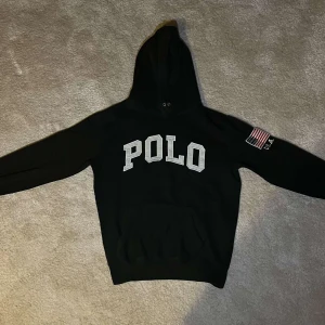 Svart Ralph Lauren hoodie - Svart RL hoodie i bra skick, perfekt inför vintern. 