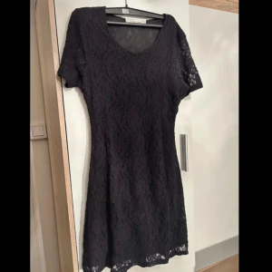 Gotisk svart spetsklänning  - Jacqueline de Young svart spetsklänning i gotisk stil, fint skick, knappt använd. Osäker på storlek men skulle gissa på M. 