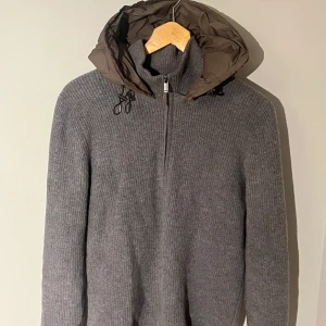 Massimo Dutti Hooded Cardigan - Säljer min eftertraktade Massimo Dutti cardigan. Storlek L men passar även M. Pris kan absolut diskuteras, hör av dig!