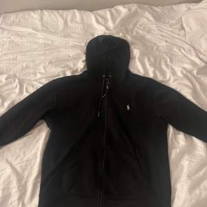 Säljer min Ralph lauren zip hoodie som är i väldigt bra skick ja köpte den i somras för 1999kr och den är sparsamt använd. Den är i storlek m-L men passar mig perfekt som är 183 och väger runt 70kg.Hör av er vid mer frågor.