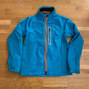 Tunn jacka strl 134/140 - Vi har använt den till längdskidåkning men bra till träning ute tänker jag. Den är turkos i färgen. 