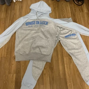 BandzOnDeck - Hej! Säljer min BandzOnDeck tracksuit eftersom den är för stor på mig. Den är helt ny och aldrig använt. Storlek L!!!