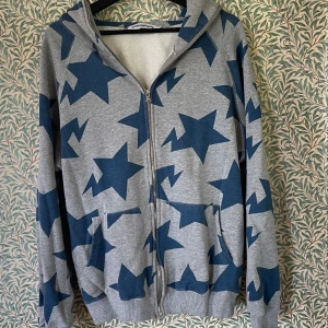 Bape hoodie - Full zip hoodie från Bape. Tung och tjock i kvaliteten. Dubbeldragkedja. Made in Japan. Det syns att den är använd, vissa mindre fades på sina ställen. Men skicket är fint. Inga skador eller fläckar. Märkt som en medium men sitter mer som en large.