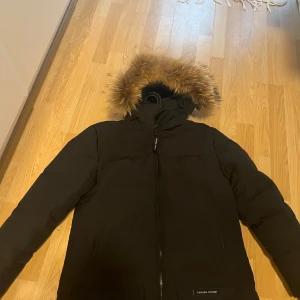 Canada goose takki - Uudenveroinen M- Kokoinen Canada Goose hyvään hintaan pois. Täydellisessä kunnossa lukuunottamatta pientä ratkeamaa kainalossa jota ei näy käytössä eikä haittaa köyttöä.