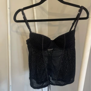 Leopard festtopp - Så snygg leopard mönstrad svart festtopp i fint skick!