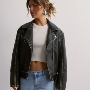 Skinnjacka från Nelly - Superfin skinnjacka köpt från Nelly, inget slitage och använd fåtal gånger🤩