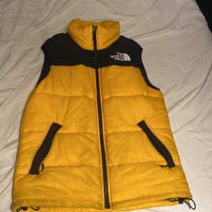 The north face väst - Hej jag säljer min the north face väst då jag ej har haft mycket användning till den och det var lite för liten för mig 