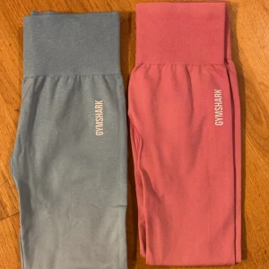 Gymshark tights str xs  - Säljer dotterns fina gymshark tights i fina färgerna blå och rosa. Str är xs på båda 
