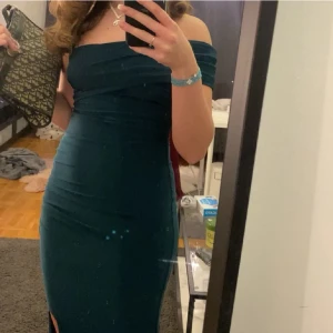 Klänning - Säljer min älskade balklänning från Club London i storlek 6 (passar mig som är xs/s) för den inte kommer komma till mer användning. Endast använd en kväll❤️Köptes för 1500 inklusive frakt. ❤️