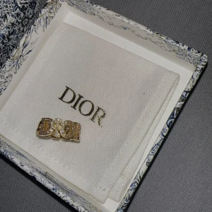 Dior ring - Äkta dior ring, köpt för 350 euro. Helt ny, inga stenar har ramlat, eller någon typ av missfärgning. Storlek 50 (S). 2500 kronor. 