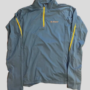 SOC träningströja  - SOC långärmad tröja för träning. Sparsamt använd, storlek medium. Färgen är blå/gul