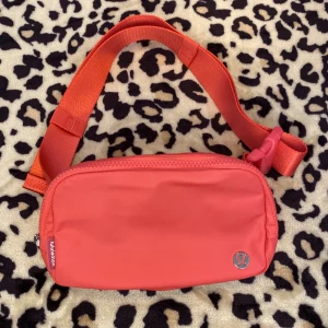 Lululemon magväska -  Helt oanvänd lululemon väska köpte den för runt 500kr