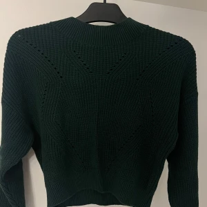 Stickad tröja  - Snygg men köpt i fel storlek och hann aldrig lämna tillbaka. Kostar 120kr + du står för din frakt. Priset kan alltid diskuteras 💖