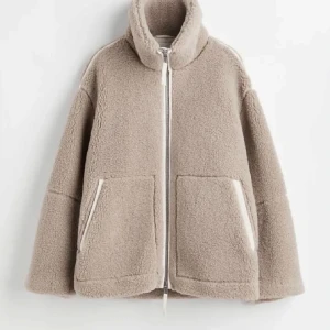 Teddyjacka H&M - Säljer min fina Teddyjacka då den inte kommer till användning längre. Helt slutsåld, perfekt till hösten!