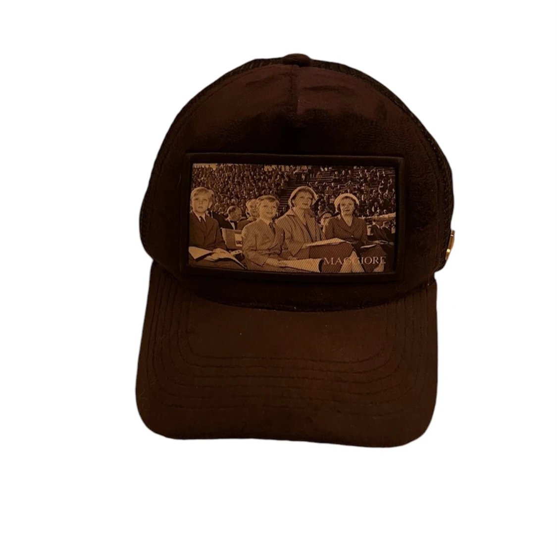 Svart keps med broderad detalj - 90