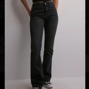 ONLY Mid Waist Jeans - Säljer dessa mid waist som utsvängda byxorna jeans från Only då de tyvärr inte passar längre! Storlek S/32💗 Färgen Washed Black🖤 Nypris 549kr