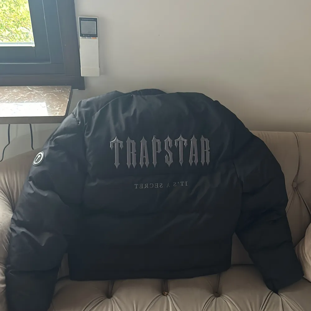 Skick 7/10 stitchingen på Trapstar loggan där bak är lite sönder på några ställen. Färgen på drag kedjan har gått bort på några ställen men syns inte så mycket eftersom det finns täcke på dragkedjan.. Takit.