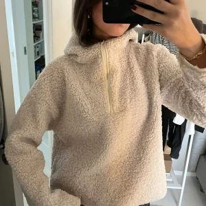 Vit Teddyjacka  - Supergosig vit Teddyjacka från Gina!! Använd ett fåtal gånger men som ny🧡 Säljer för 140kr!