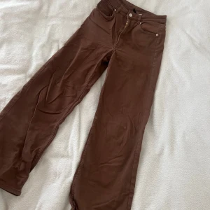Byxor från H&M - Storlek 36, lite utvidgade längst ned, skitsnygga men säljer för att de är för små för mig🥲 säljs ej längre 