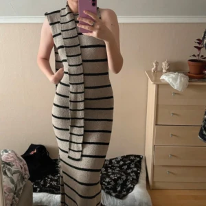 Stickad maxiklänning från NA-KD - Supersnygg maxiklänning, slits på vardera sida, öppen rygg och sjal som typ håller klänningen på plats. Endast provad. Storlek S. Jag är en 170cm och den är nästan på golvet på mig. Köpte den för 599kr.  