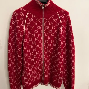 Gucci tröja - Gucci tröja som går att använda som jacka på våren och även som en kofta! Storlek M. Skriv om du har frågor eller liknande!