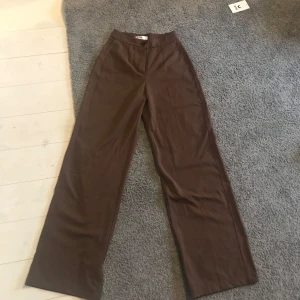 Bruna byxor  - Fick dem av en familje kompis men jag har aldrig använt dem då de var för smala i midjan 