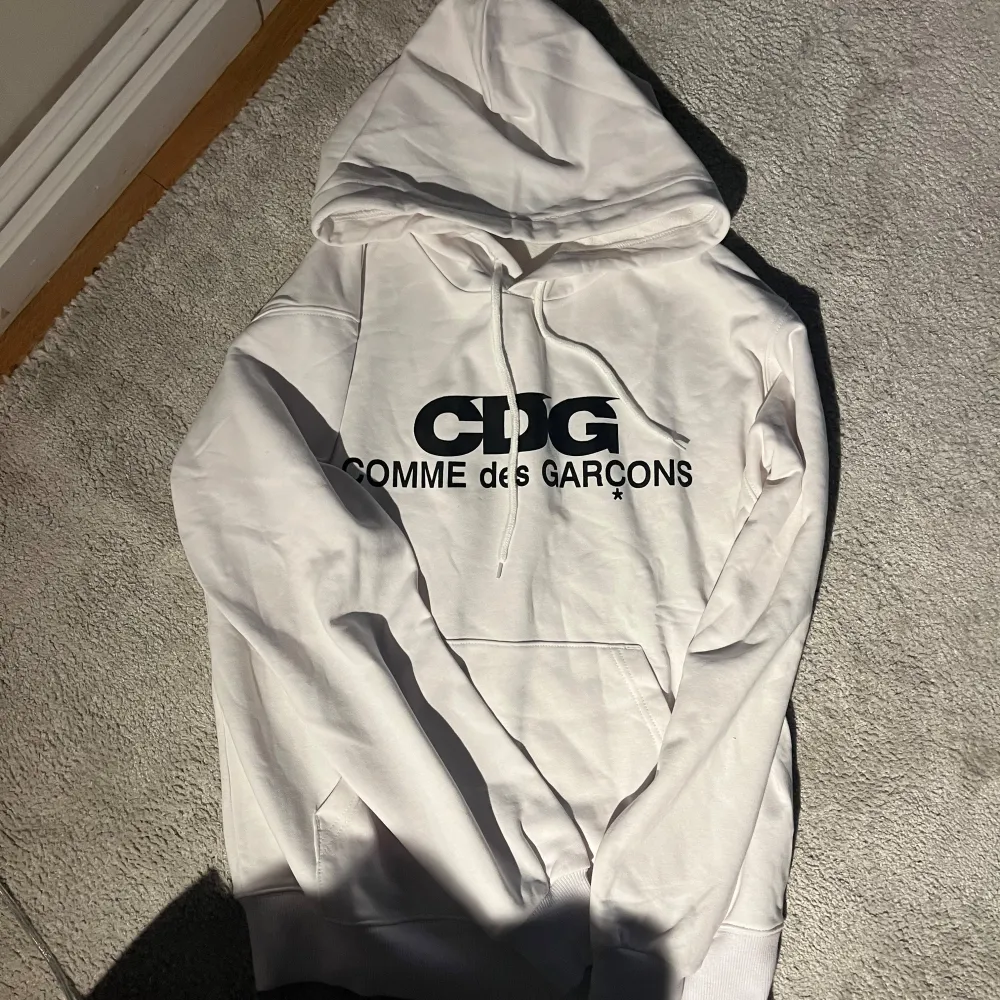 Säljer denna CDG hoodie i storlek S, modellen är 180 o väger runt 60, använt 2 gånger och slutsåld överallt . Hoodies.