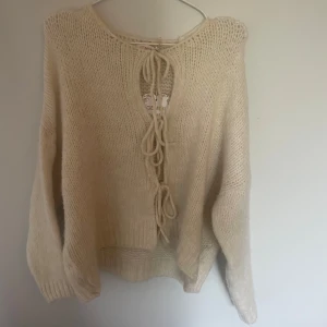 Stickad tröja  - Jättefin stickad tröja som är köpt här på Vinted. Lappen är på och jag har aldrig använt den. Den är i mycket bra skick. Skulle säga att det är i storleken M.🩷