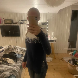 Stickad tröja - Min mormor har stickat den, så vet inte direkt storlek. Men passar xs/s. Vit och marinblå