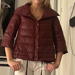 Herno liknande jacka med trekvarts armar - Följ mig gärna då jag lägger upp liknande plagg 🌼 Säljer denna skit snygga herno liknande jackan med trekvartsärmar. Den är i storlek 36 och utan skavanker. Skriv gärna om du har frågor eller köp direkt via köp nu ❤️