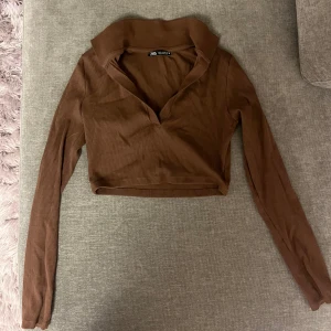 Topp - Fin topp från Zara i stl S. Den är v ringad fram till. Bra skick💕
