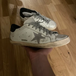 Golden goose superstar  - Tjenare säljer mina golden goose, som jag har haft i snart ett år. Dem är i okej skick typ 6/10 kolla sista bild, box finns inte men golden goose passport finns, Skriv om ni undrar något ✌️